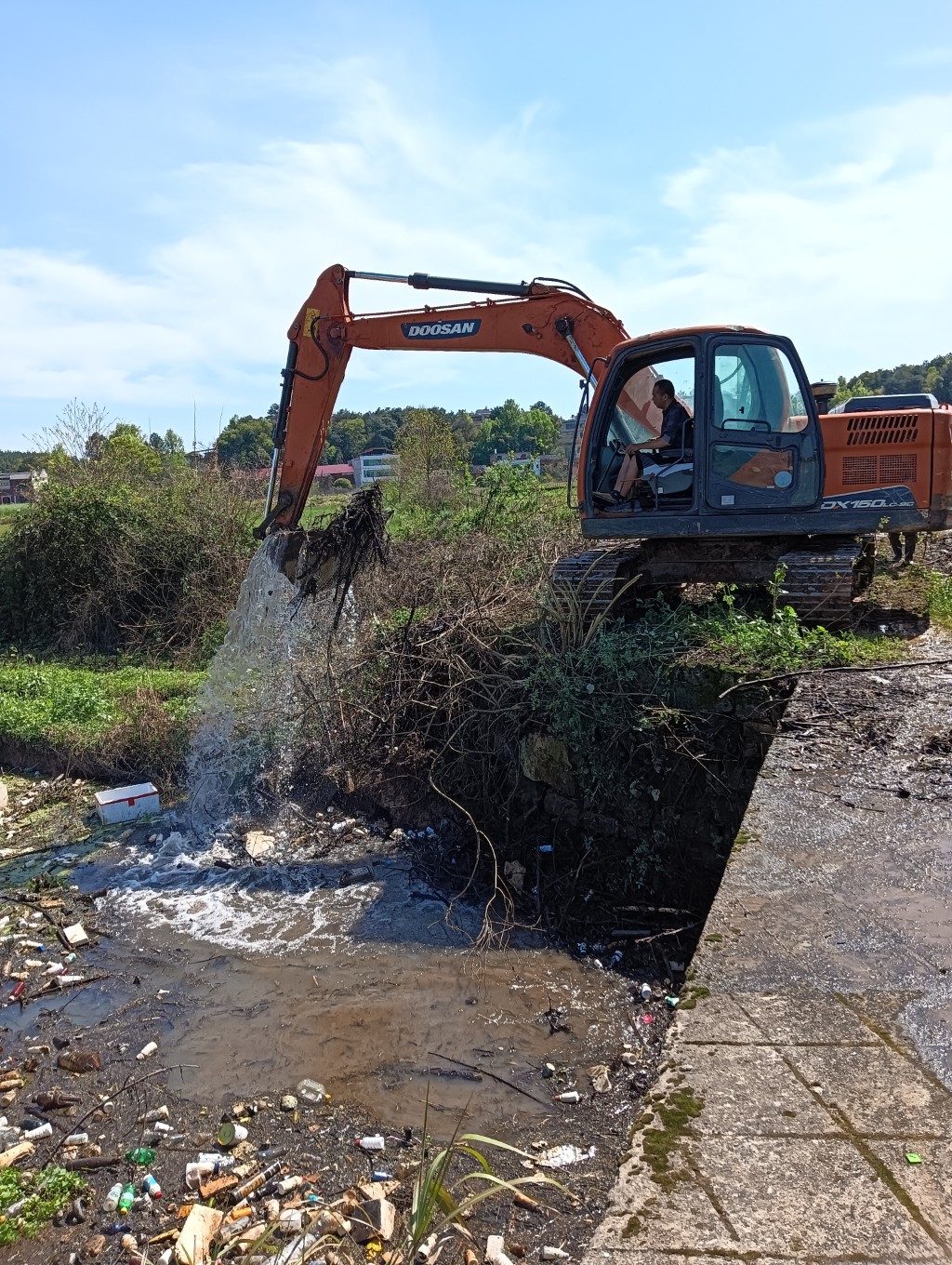 高山、小泉清理河道垃圾